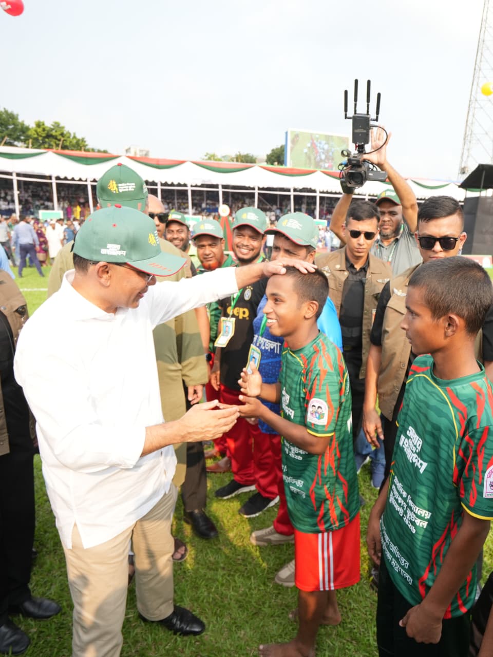 ফুটবালারদের সঙ্গে প্রধানমন্ত্রী তারেক রহমান
