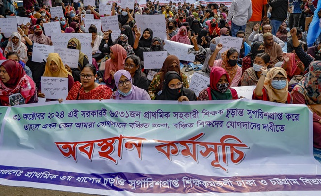 আদালতের রায়ে নিয়োগ বাতিল হওয়া ঢাকা ও চট্টগ্রাম বিভাগের সরকারি প্রাথমিক বিদ্যালয়ের সহকারী শিক্ষক পদে নির্বাচিতরা মঙ্গলবারও শাহবাগ জাতীয় জাদুঘরের সামনে অবস্থান নেন।