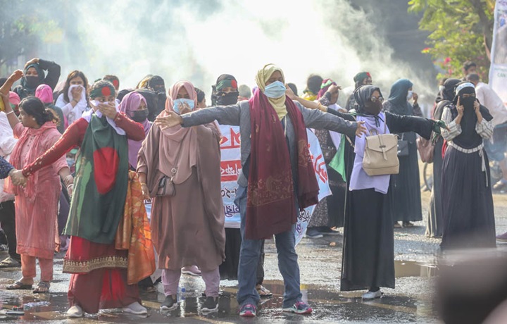 সরকারি প্রাথমিক বিদ্যালয়ের সহকারী শিক্ষক পদে বাতিল হওয়া নিয়োগ ফিরে পাওয়ার দাবিতে রাজধানীর শাহবাগে অবস্থান নেওয়া চাকরিপ্রত্যাশীদের দিকে পুলিশ লাঠি ও জলকামান নিয়ে এগিয়ে আসলে আবু সাঈদের ভঙ্গিতে দাঁড়িয়ে যান তারা।