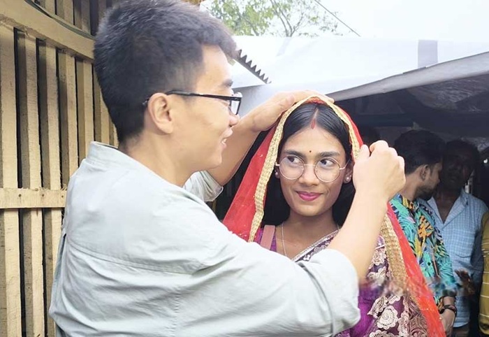 ফেইসবুকে দেখা, গুগল ট্রান্সলেটরে প্রেমালাপ, অতঃপর…