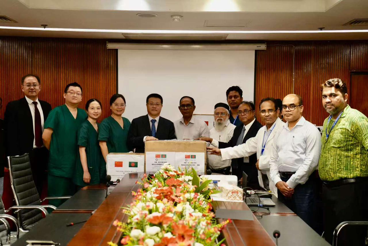বাংলাদেশে বিমান বিধ্বস্তে দগ্ধদের সেবায় চিকিৎসা উপকরণ সহায়তা দিল চীন