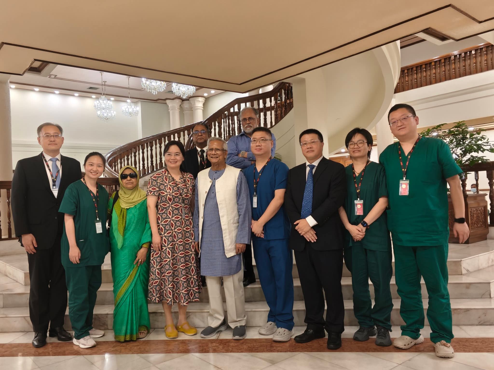 বাংলাদেশের প্রধান উপদেষ্টার সঙ্গে সৌজন্য সাক্ষাৎ করলো চীনা চিকিৎসক দল