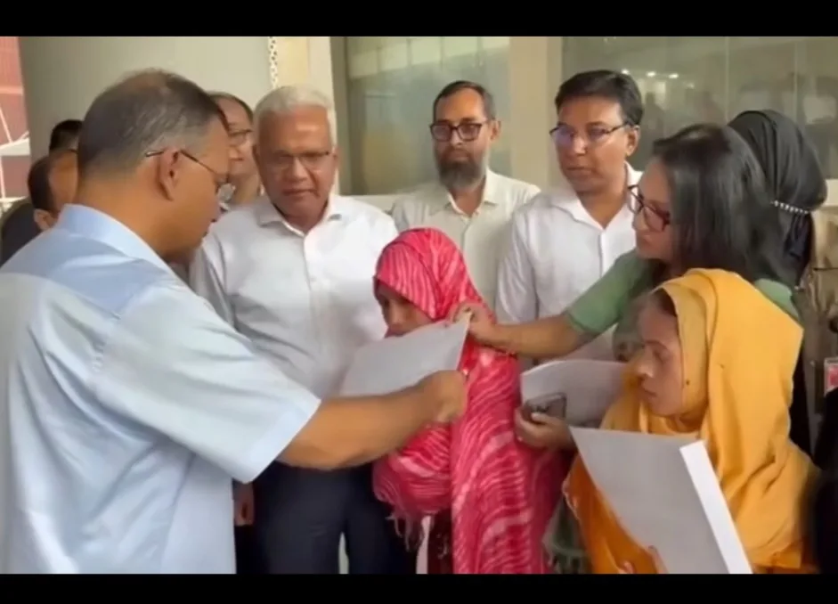 প্রতিবন্ধী ৩ ব্যক্তির হাতে নিয়োগপত্র তুলে দিলেন প্রধানমন্ত্রী