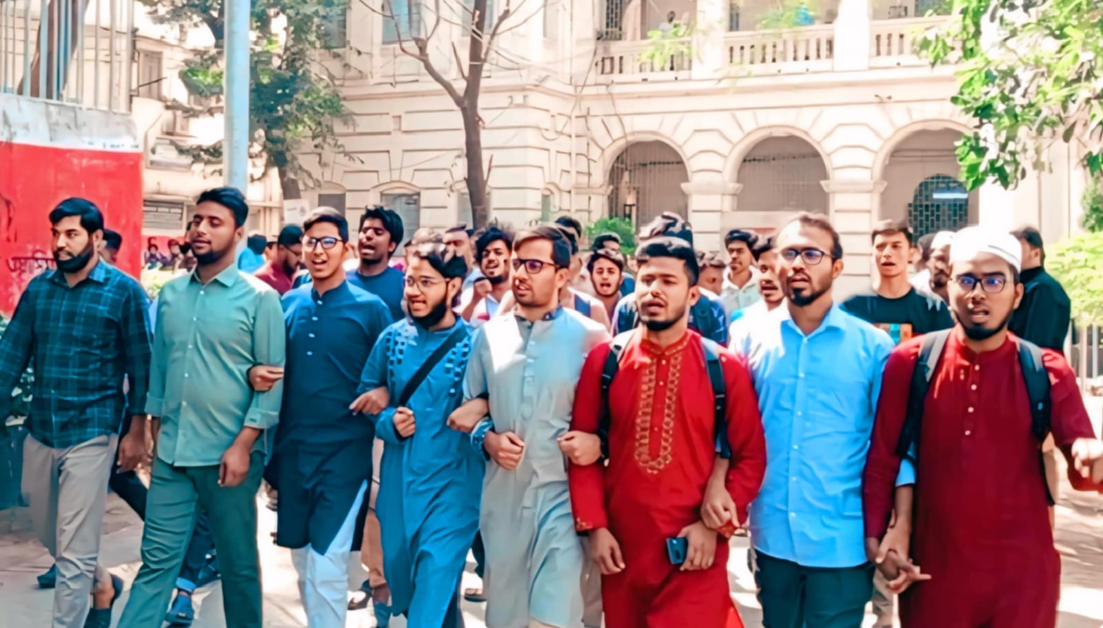 জবি শিক্ষার্থীদের ওপর হামলার প্রতিবাদে বিক্ষোভ মিছিল