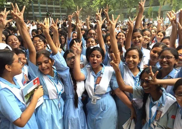 এসএসসির ফল প্রকাশ সোমবার, জানা যাবে যেভাবে