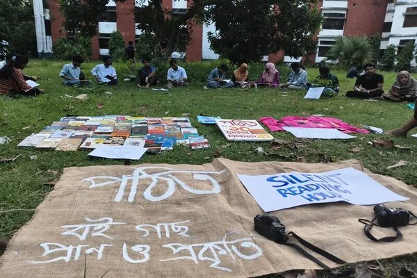 ‘সাইলেন্ট রিডিং আওয়ার’ : এক ঘণ্টার নীরবতা, বইয়ের পাতায় ফেরার গল্প