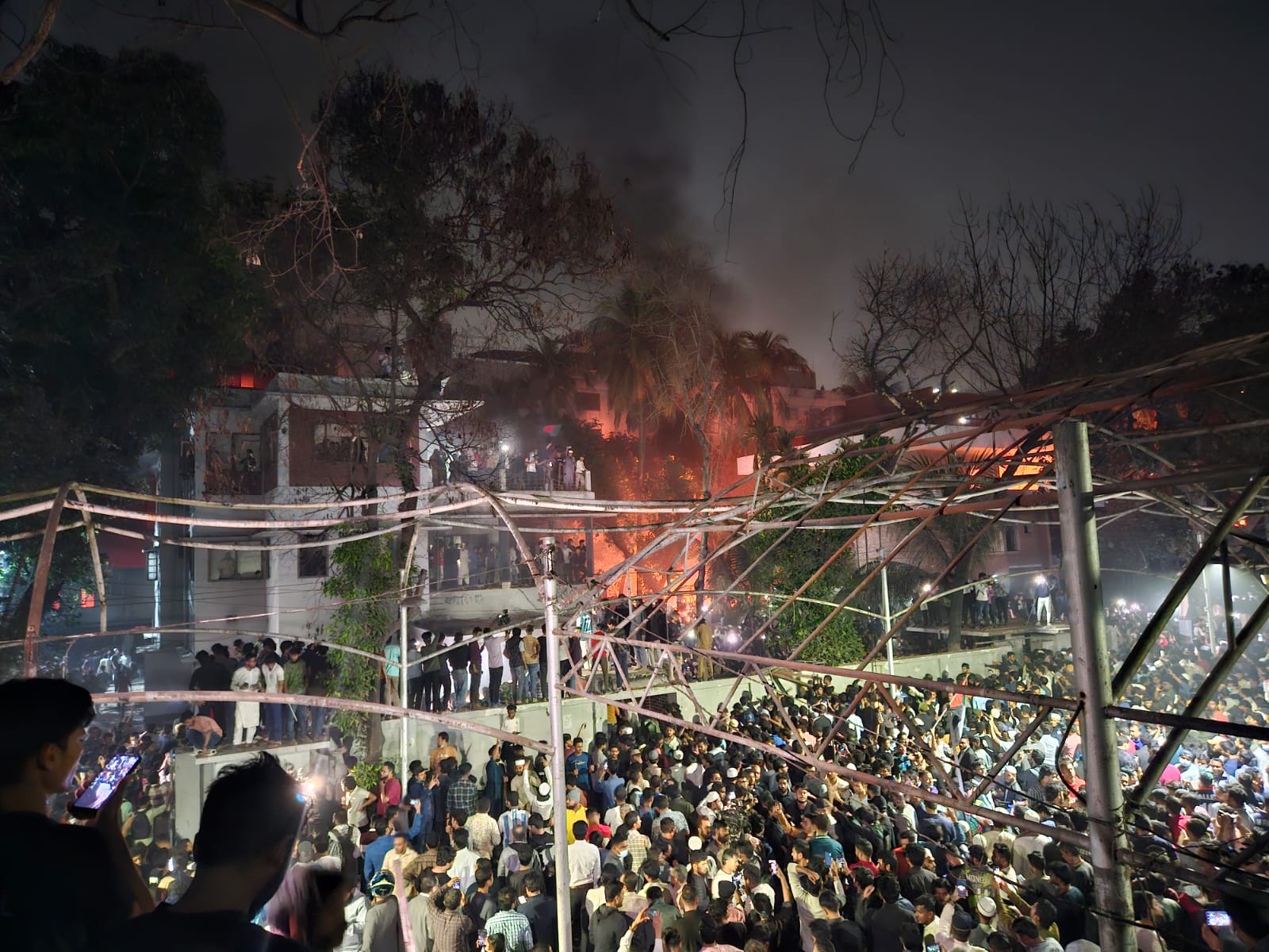 ভারতে বসে শেখ হাসিনার উস্কানিমূলক বক্তব্যের প্রতিবাদে ধানমন্ডি ৩২ নম্বর বাড়িটি গুড়িয়ে দিচ্ছে গণঅভ্যুত্থানের পক্ষশক্তিগুলো